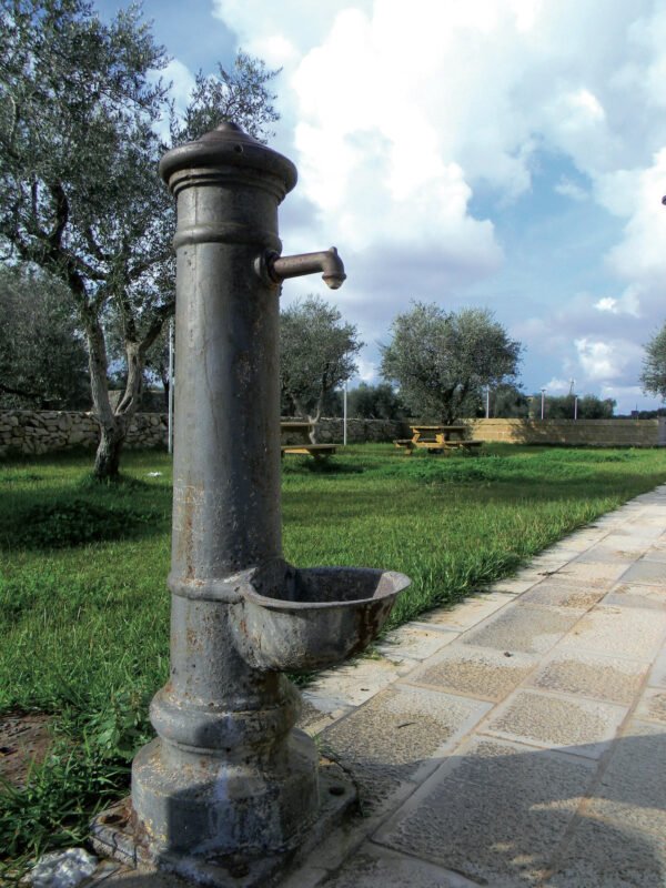 Le fontanine nelle piazze e nelle strade di Puglia sono state, per molti decenni del Novecento, la risposta alla grande sete del territorio
