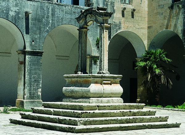 Nel chiostro del monastero, l’acqua piovana scende dalle terrazze ed è incanalata verso il grande pozzo-cisterna al centro del cortile