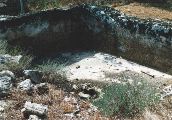 Nella cisterna medievale scavata nella roccia, una vaschetta semisferica consente l’uso di tutta l’acqua dell’invaso